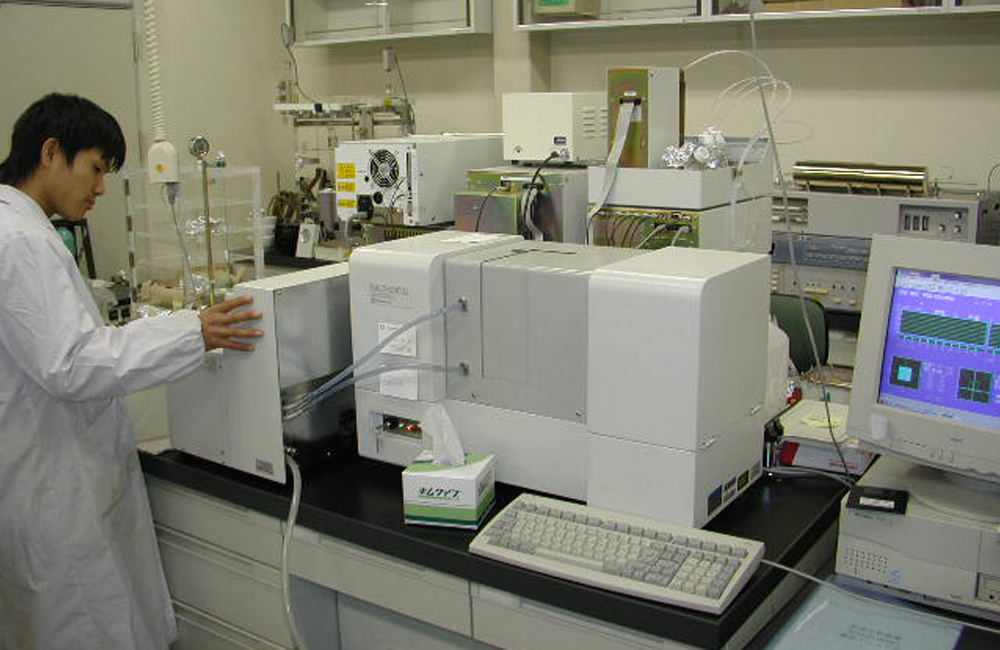 実験室にて，琵琶湖の湖水試料を分析しているようす