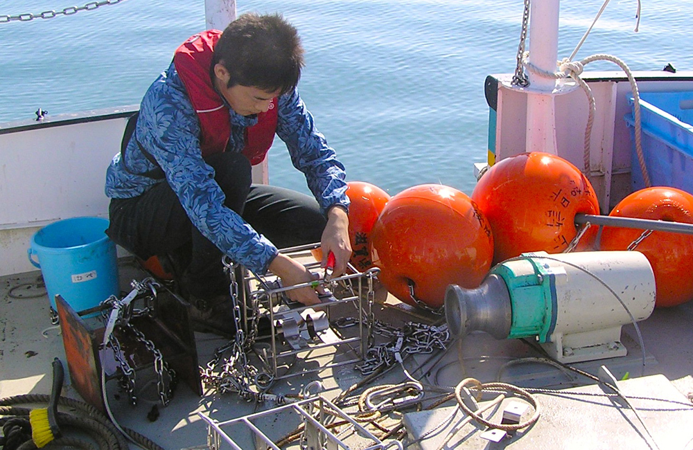 琵琶湖に係留する測器やブイなどを準備しているようす