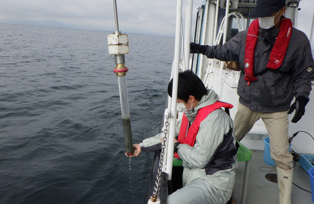 琵琶湖北湖の湖底堆積物を採取しているようす